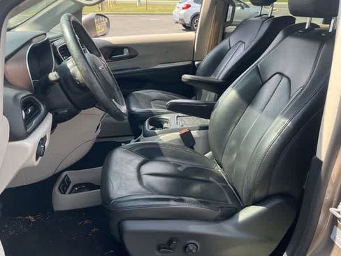 Used 2017 Chrysler Pacifica Touring-L Plus image 13