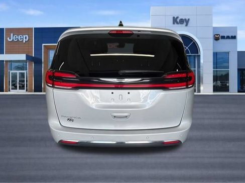 Used 2024 Chrysler Pacifica Touring-L FWD image 5