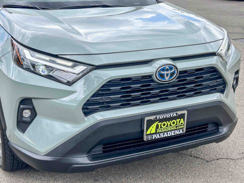 Used 2022 Toyota RAV4 XLE Premium AWD/4WD image 5