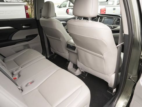 Used 2019 Toyota Highlander XLE image 15