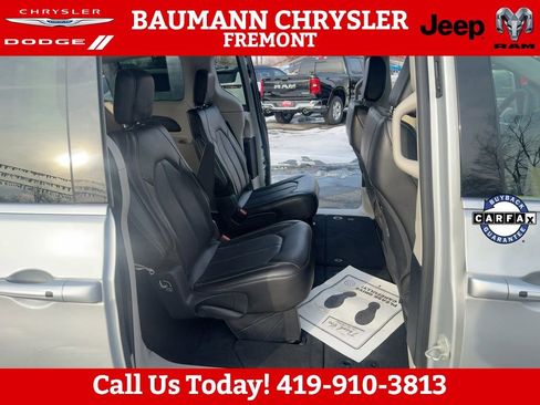 Used 2024 Chrysler Pacifica Touring-L image 17