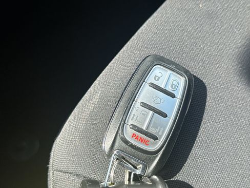 Used 2017 Chrysler Pacifica Touring FWD image 34