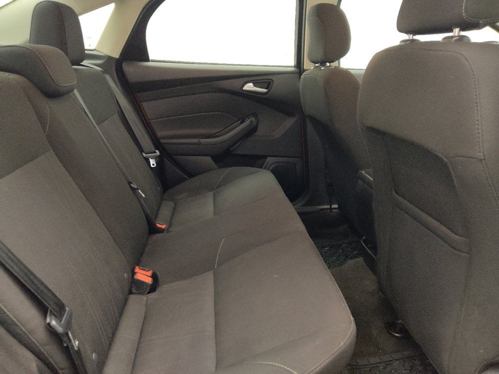 Used 2018 Ford Focus SE w/ SE Appearance Package FWD image 19