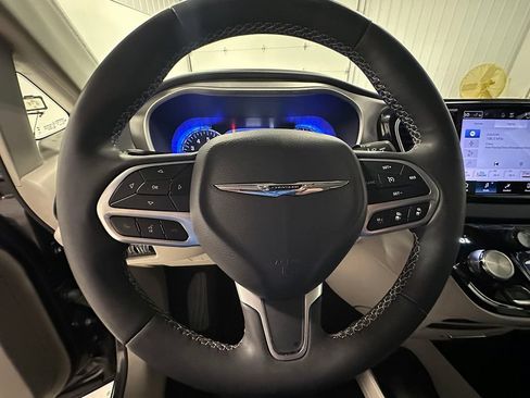 Used 2023 Chrysler Pacifica Touring-L FWD image 37