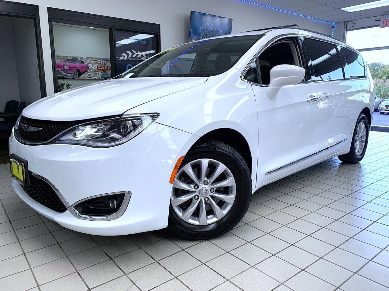 Used 2017 Chrysler Pacifica Touring-L FWD image 2