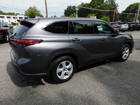 Used 2021 Toyota Highlander LE AWD/4WD image 5