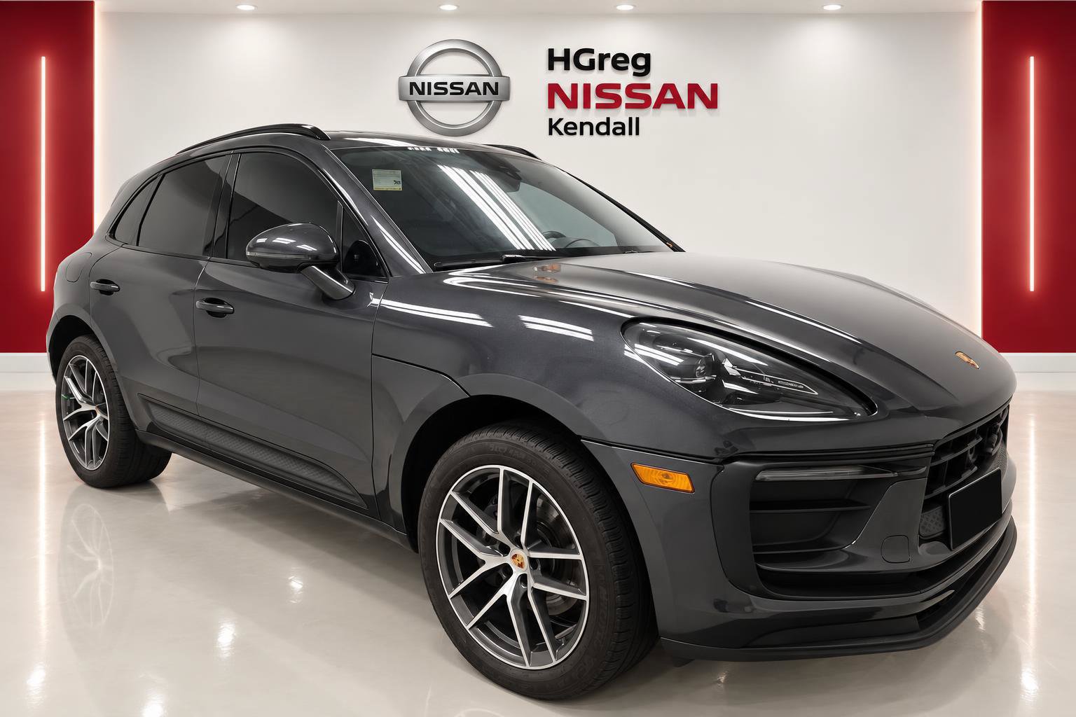 Used 2025 Porsche Macan w/ Premium Package Plus AWD/4WD image 3