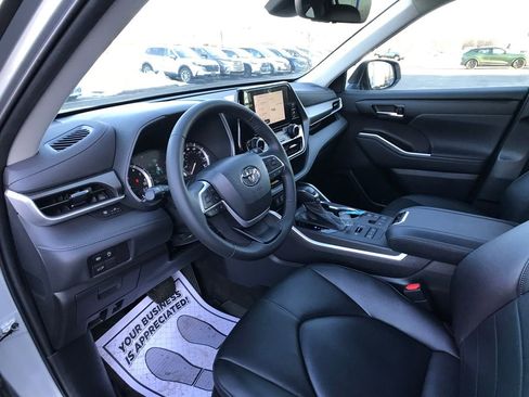 Used 2023 Toyota Highlander XLE image 16