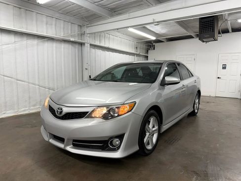 Used 2012 Toyota Camry SE image 2