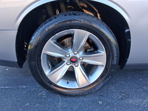 Used 2016 Dodge Challenger SXT image 9