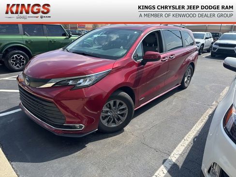 Used 2021 Toyota Sienna XLE w/ XLE Plus Package image 1