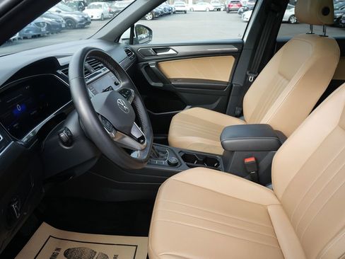 Used 2022 Volkswagen Tiguan SE w/ Panoramic Sunroof Package image 10