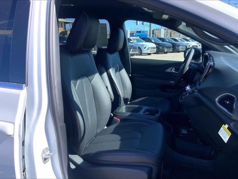 New 2026 Chrysler Voyager LX image 24