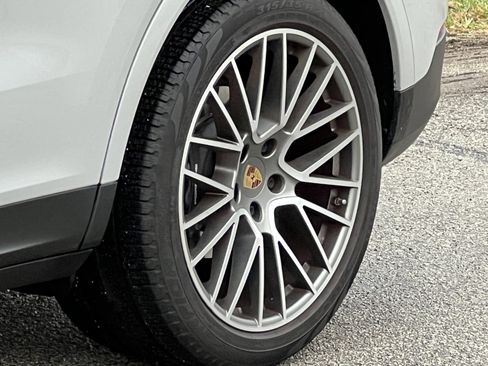 Certified 2022 Porsche Cayenne Platinum Edition image 12