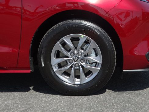 New 2026 Toyota Sienna XLE image 4