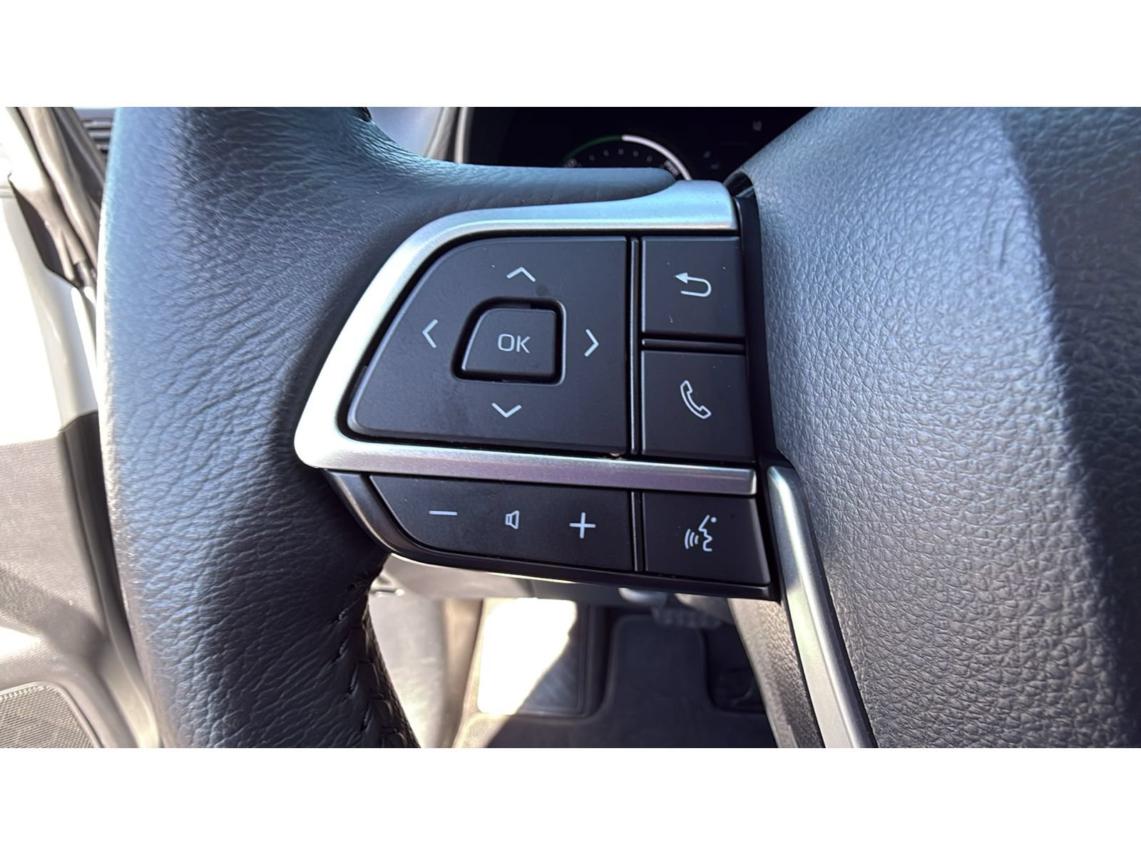 Certified 2025 Toyota Sienna XLE FWD image 32