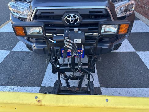 Used 2017 Toyota Tacoma SR5 AWD/4WD image 34