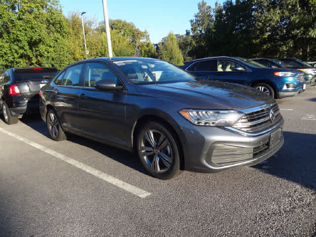 Used 2024 Volkswagen Jetta SE FWD image 3