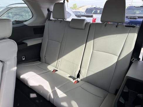 Used 2024 Toyota Grand Highlander AWD image 25