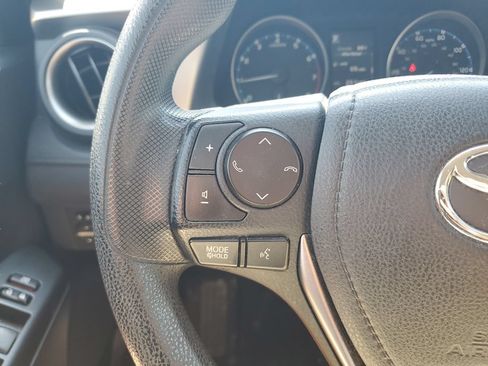 Used 2018 Toyota RAV4 LE FWD image 19