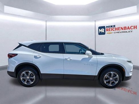 Used 2025 Chevrolet Blazer LT FWD image 3