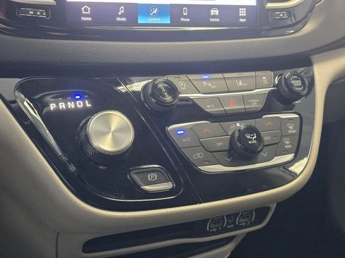 Used 2024 Chrysler Pacifica Touring-L image 33