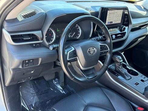 Used 2023 Toyota Highlander XLE image 10