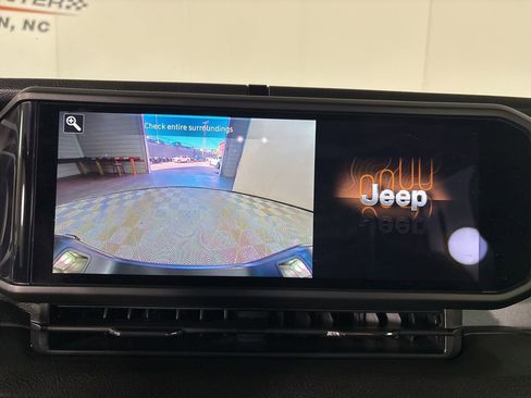 Used 2024 Jeep Gladiator Sport image 16