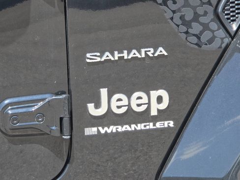 Used 2023 Jeep Wrangler Unlimited Sahara w/ Cold Weather Group AWD/4WD image 3