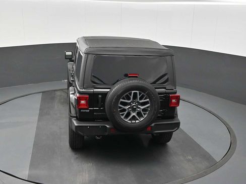 Used 2025 Jeep Wrangler Unlimited Sahara AWD/4WD image 16