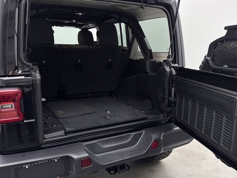 Used 2025 Jeep Wrangler Unlimited Rubicon AWD/4WD image 27