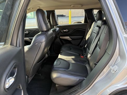 Used 2018 Jeep Cherokee Limited FWD image 4