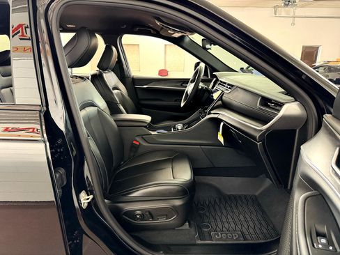 Used 2024 Jeep Grand Cherokee Limited image 41