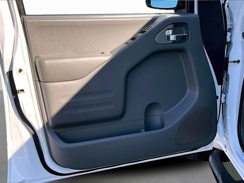 Used 2018 Nissan Frontier SV image 16