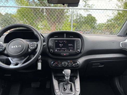 Used 2025 Kia Soul LX w/ LX Technology Package FWD image 17