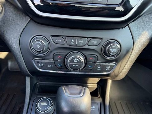 Used 2019 Jeep Cherokee Overland w/ Technology Group image 16