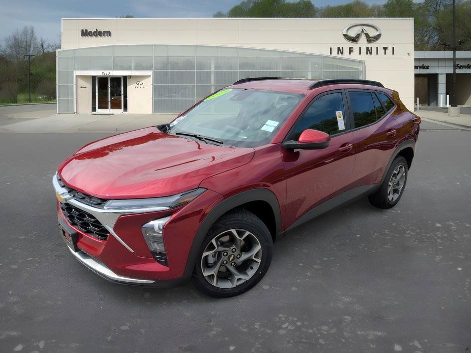 Used 2025 Chevrolet Trax LT w/ LT Convenience Package FWD image 1