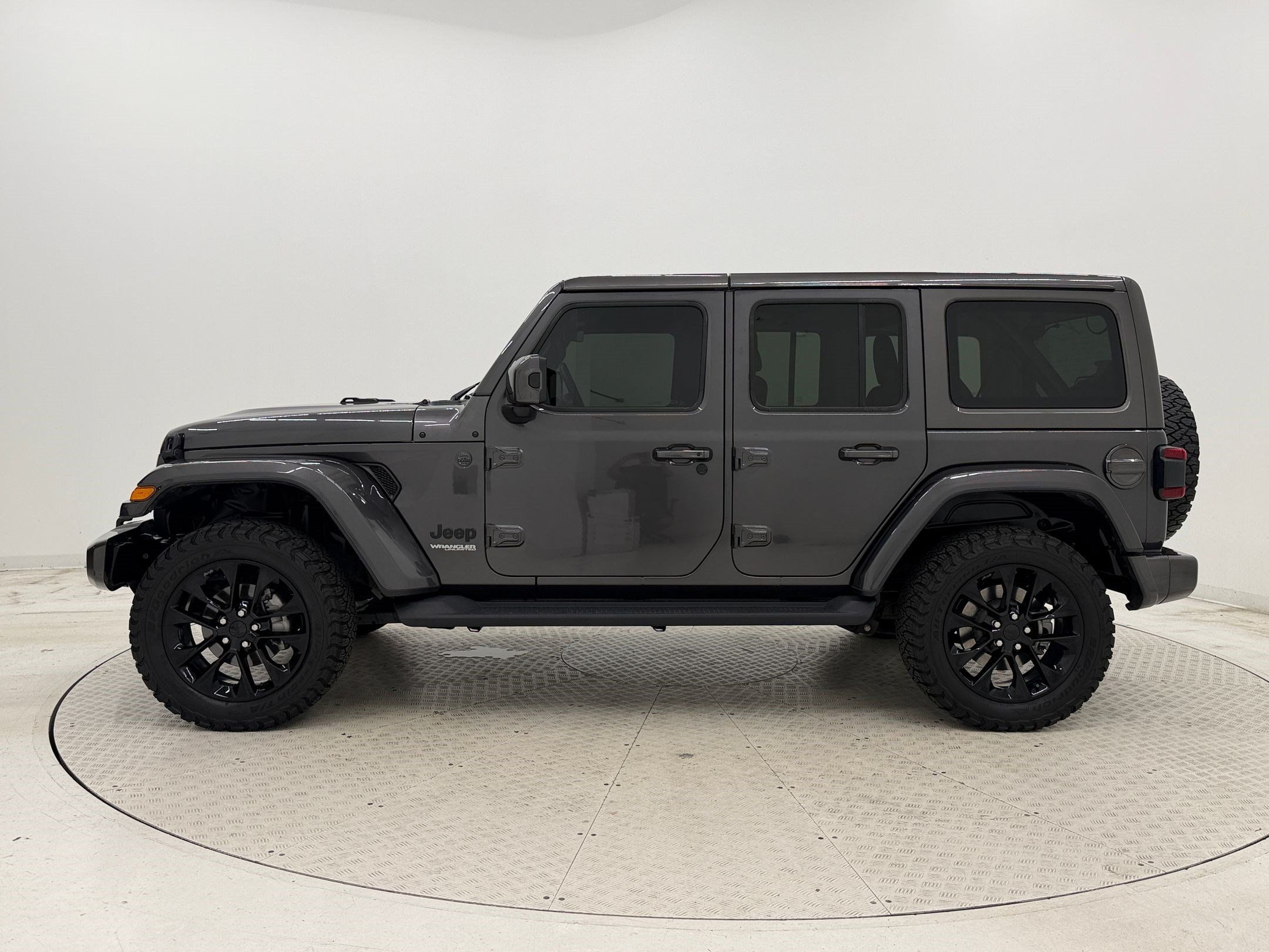 Used 2021 Jeep Wrangler Unlimited Sahara AWD/4WD image 2