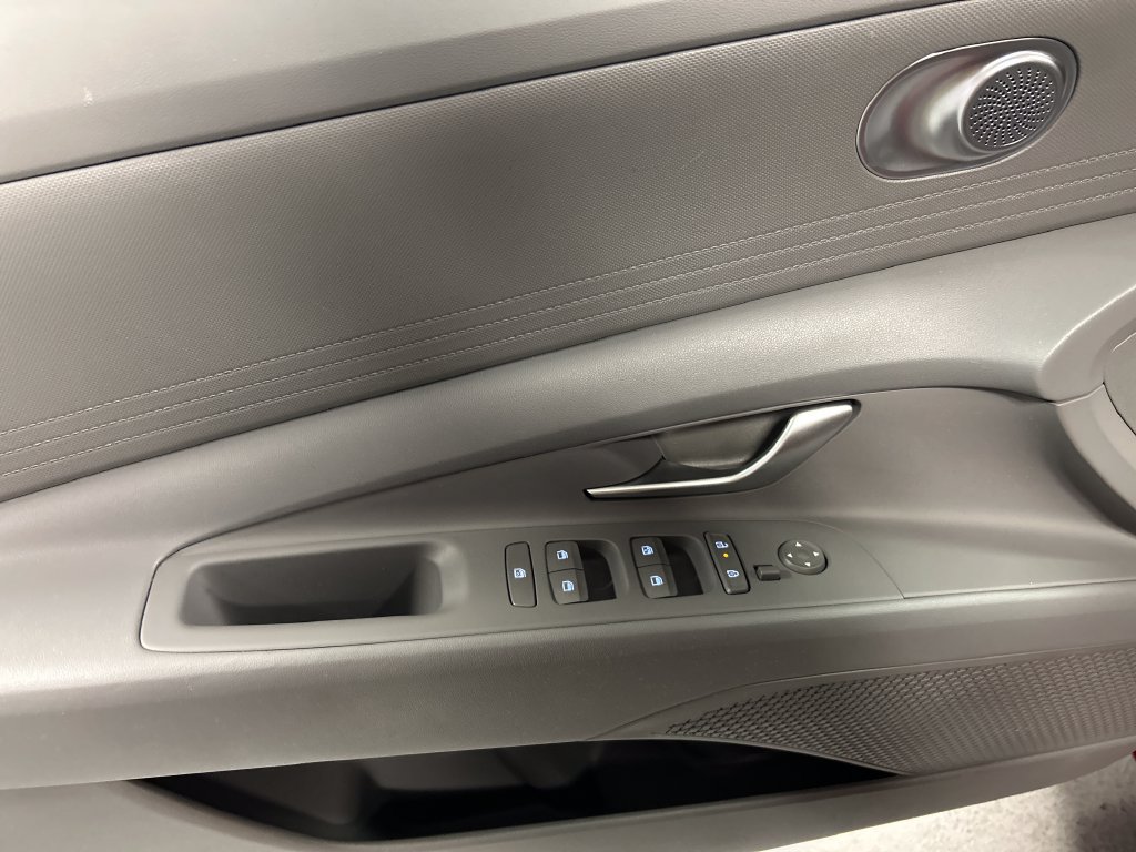Used 2025 Hyundai Elantra Hybrid FWD image 12
