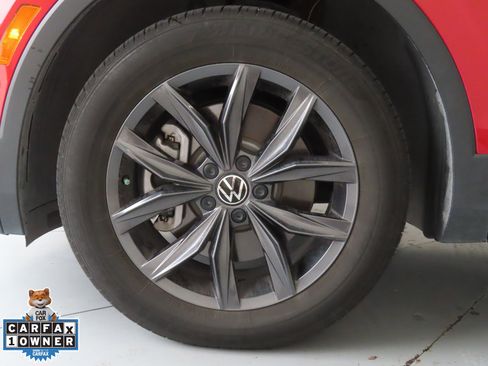 Used 2023 Volkswagen Tiguan SE w/ Panoramic Sunroof Package FWD image 30