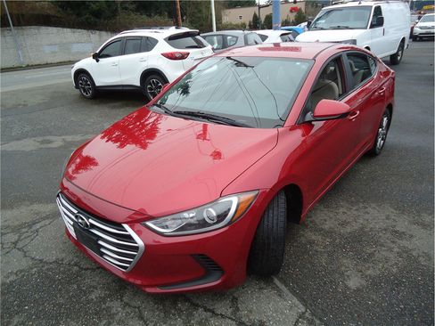 Used 2017 Hyundai Elantra SE image 1