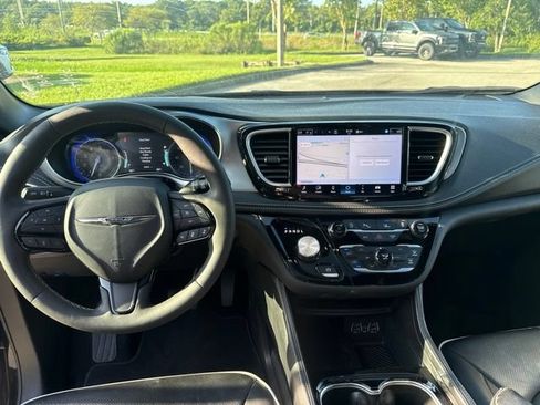 Used 2025 Chrysler Pacifica Limited FWD image 12