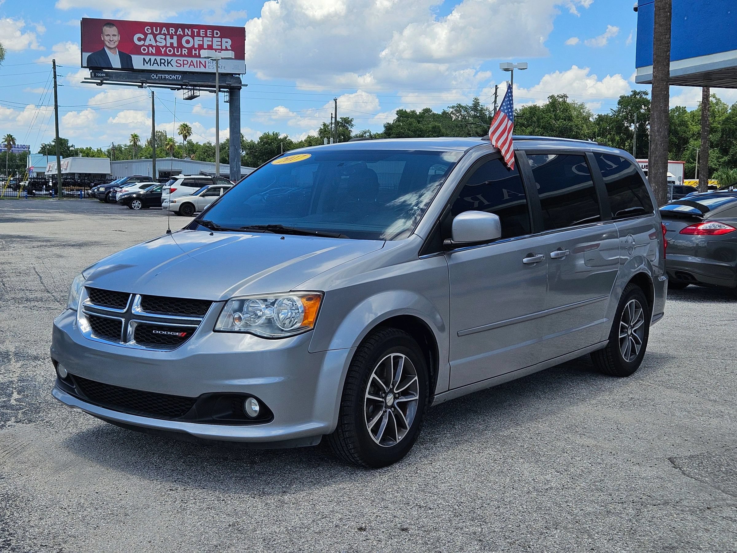 Used 2017 Dodge Grand Caravan SXT FWD image 3