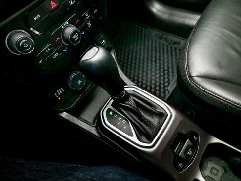 Used 2022 Jeep Renegade Limited w/ Sun, Sound & Wheels Group image 31