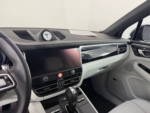 Certified 2026 Porsche Macan AWD/4WD image 23