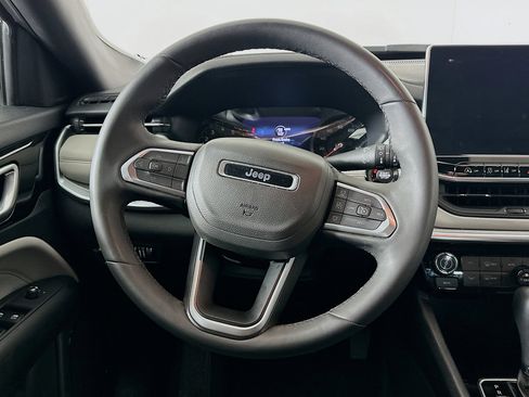 Used 2025 Jeep Compass Limited image 18