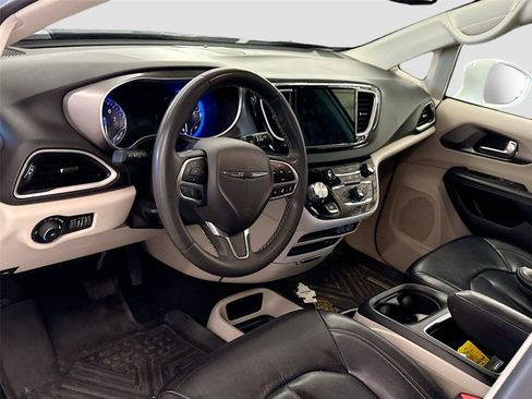 Used 2022 Chrysler Pacifica Touring-L FWD image 7