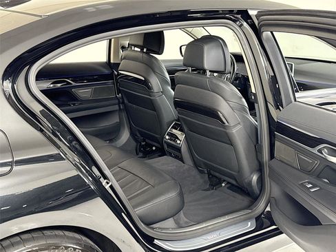 Used 2021 BMW 740i image 31