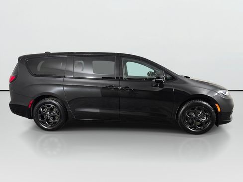 Used 2023 Chrysler Pacifica Limited w/ Uconnect Theater Family Group FWD image 3