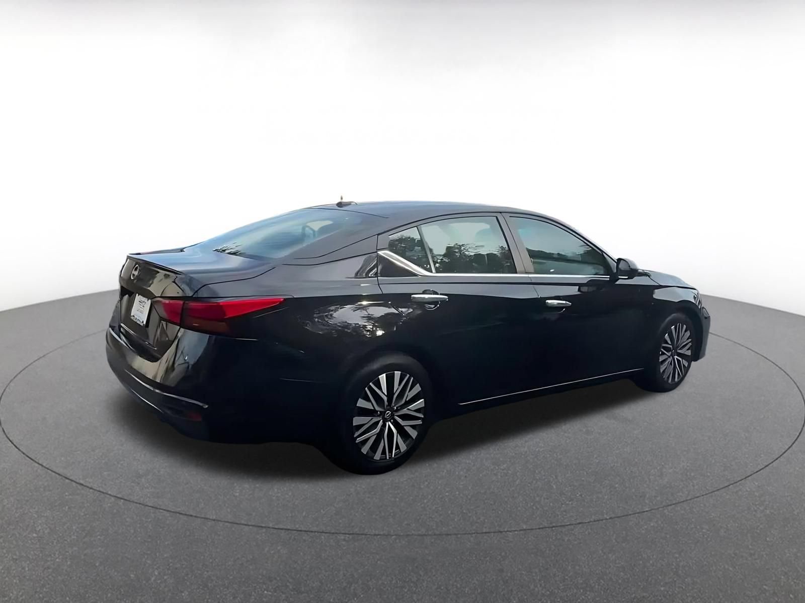 Used 2025 Nissan Altima 2.5 SV FWD image 13